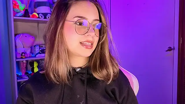 Snapshot of EmilyMiller_ chatting on 05-19-26, 03:18 EmilyMiller online show from 05-19-26, 03:18