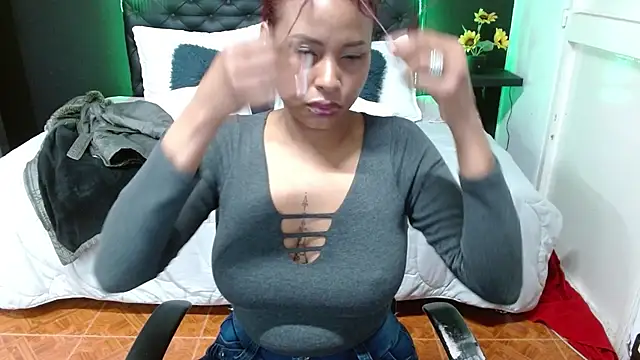 Snapshot of Dominik_girl chatting on 02-19-25, 06:33 Dominik girl online show from 02-19-25, 06:33