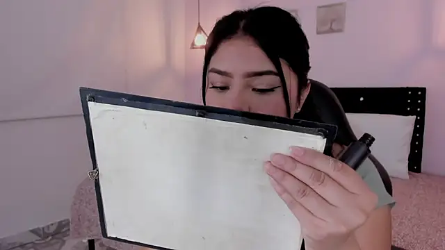 Snapshot of Oriana_Guzman chatting on 10-03-25, 12:18 Oriana Guzman online show from 10-03-25, 12:18