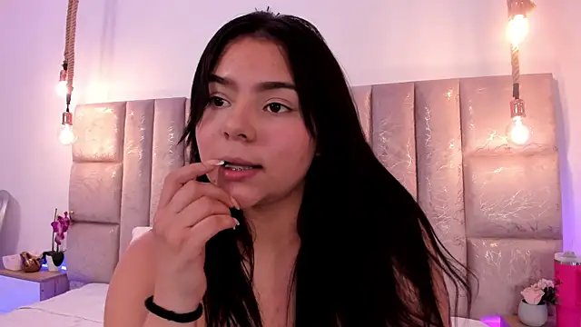 Snapshot of Oriana_Guzman chatting on 06-25-26, 05:12 Oriana Guzman online show from 06-25-26, 05:12