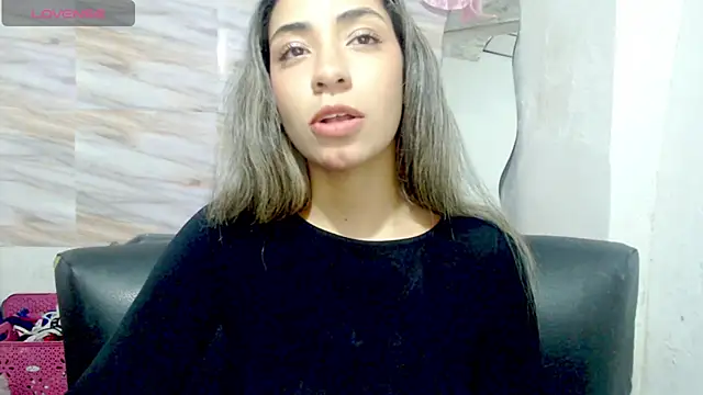 Snapshot of mariana_190 chatting on 12-19-24, 11:25 mariana 190 online show from 12-19-24, 11:25