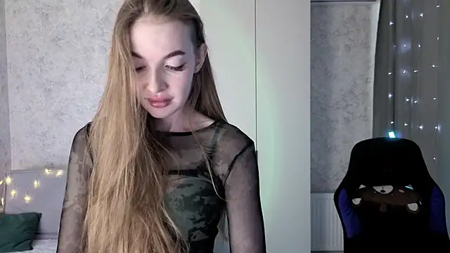 Snapshot of LissaCain chatting on 04-19-26, 04:23 LissaCain online show from 04-19-26, 04:23