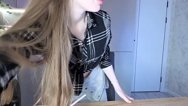 Snapshot of LissaCain chatting on 04-22-26, 05:32 LissaCain online show from 04-22-26, 05:32