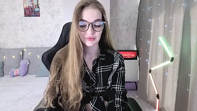 Snapshot of LissaCain chatting on 05-28-26, 04:43 LissaCain online show from 05-28-26, 04:43
