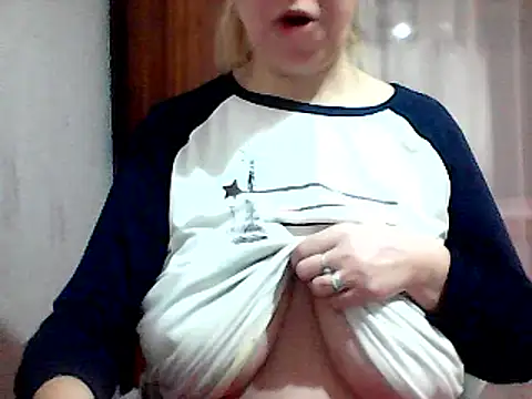 Snapshot of AnaXBerry chatting on 01-20-25, 05:48 AnaXBerry online show from 01-20-25, 05:48