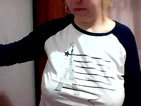 Snapshot of AnaXBerry chatting on 02-06-25, 06:02 AnaXBerry online show from 02-06-25, 06:02