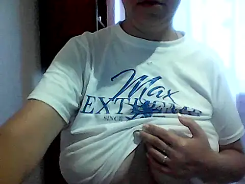 Snapshot of AnaXBerry chatting on 09-16-25, 06:47 AnaXBerry online show from 09-16-25, 06:47