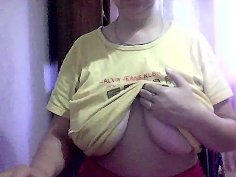 Snapshot of AnaXBerry chatting on 10-03-25, 06:43 AnaXBerry online show from 10-03-25, 06:43