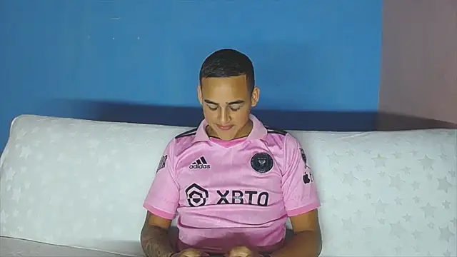 Latino Junge online show from 04-18-26, 03:16