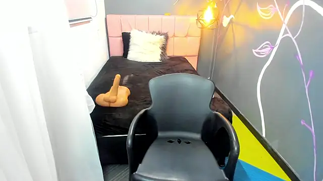 Snapshot of EmmaaEvans_ chatting on 12-04-24, 03:21 EmmaaEvans online show from 12-04-24, 03:21