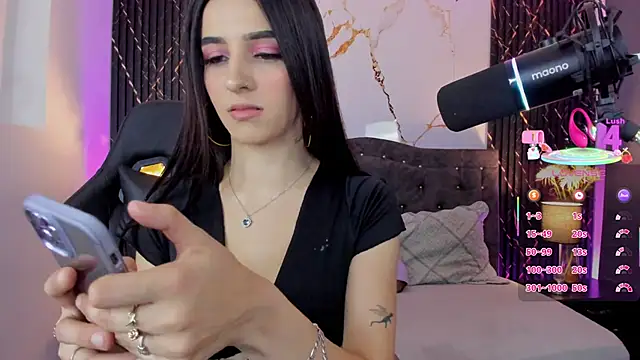 Snapshot of devlin_violett chatting on 10-30-25, 03:19 devlin violett online show from 10-30-25, 03:19