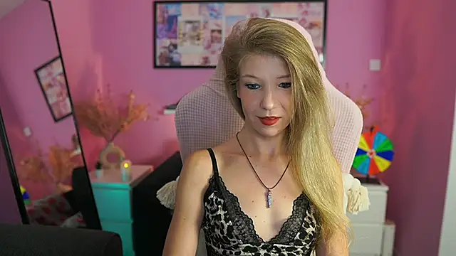 Snapshot of missicute chatting on 09-28-25, 04:45 missicute online show from 09-28-25, 04:45