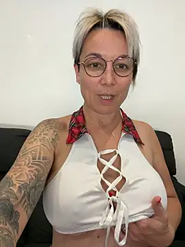Snapshot of marinella07 chatting on 06-20-26, 10:29 marinella07 online show from 06-20-26, 10:29