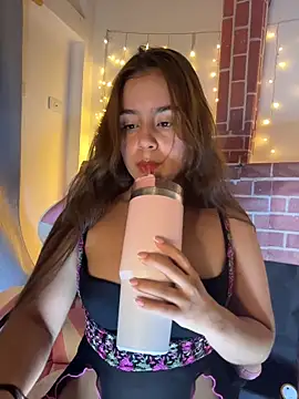 Snapshot of Juanelopez1 chatting on 06-19-26, 03:33 Juanelopez1 online show from 06-19-26, 03:33
