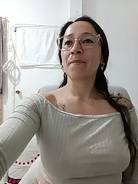 emilypoppy3 online show from 07-12-26, 12:18