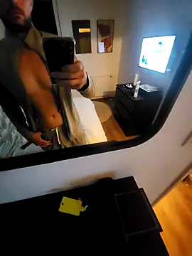 Snapshot of Guitccch chatting on 11-18-25, 11:15 Guitccch online show from 11-18-25, 11:15