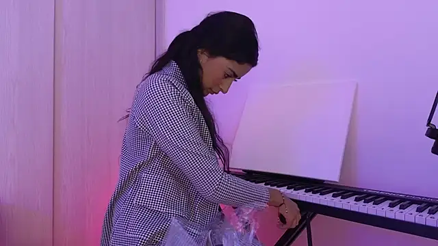 Snapshot of Yues050600 chatting on 12-14-24, 02:01 Yues050600 online show from 12-14-24, 02:01