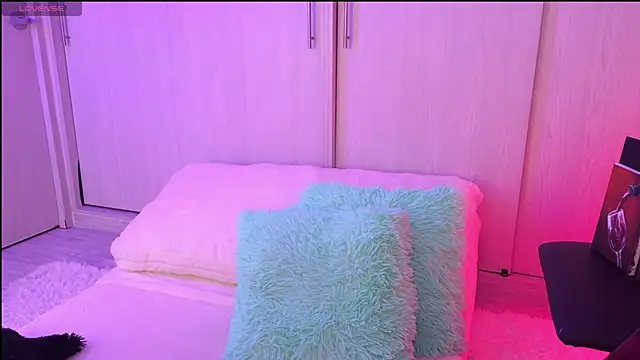 Snapshot of Yues050600 chatting on 02-18-25, 02:05 Yues050600 online show from 02-18-25, 02:05