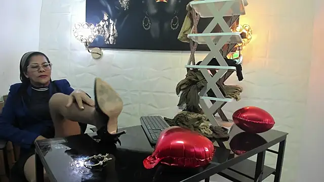 Snapshot of miss_lucero1 chatting on 02-15-25, 03:20 miss lucero1 online show from 02-15-25, 03:20