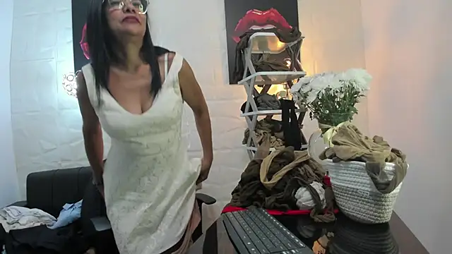 Snapshot of miss_lucero1 chatting on 03-08-25, 05:28 miss lucero1 online show from 03-08-25, 05:28