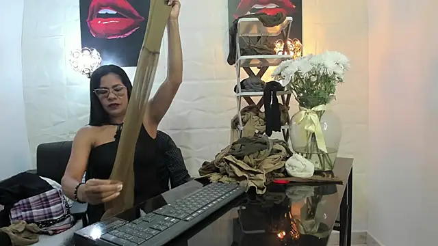 Snapshot of miss_lucero1 chatting on 03-09-25, 01:56 miss lucero1 online show from 03-09-25, 01:56