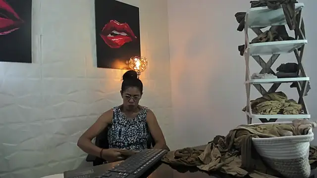 Snapshot of miss_lucero1 chatting on 03-13-25, 06:34 miss lucero1 online show from 03-13-25, 06:34