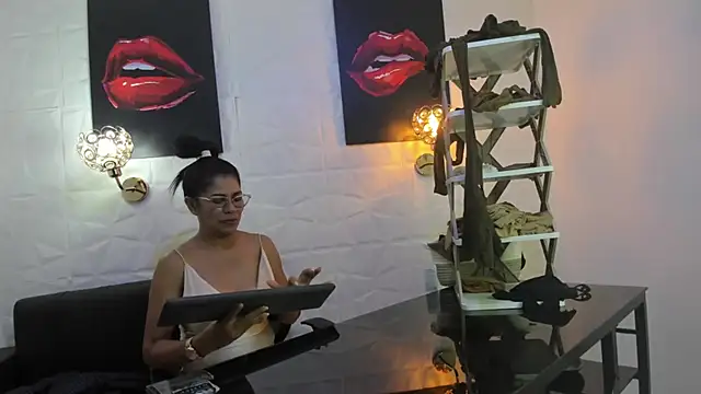 Snapshot of miss_lucero1 chatting on 03-17-25, 12:19 miss lucero1 online show from 03-17-25, 12:19