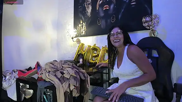 Snapshot of miss_lucero1 chatting on 10-06-25, 08:28 miss lucero1 online show from 10-06-25, 08:28