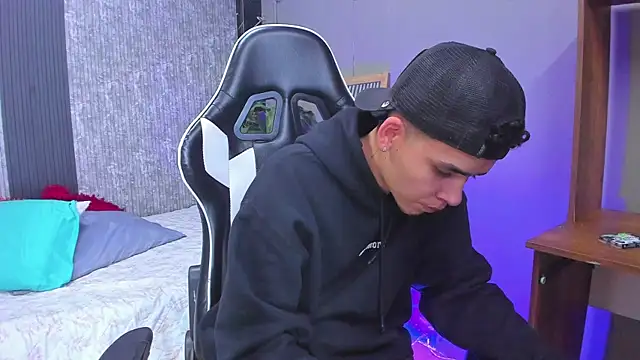 Mike 0233  online show from 03-06-25, 03:57