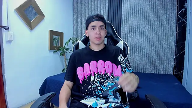 Mike 0233  online show from 11-12-25, 04:13