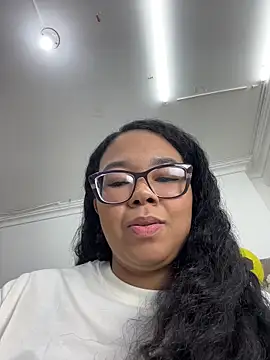 Snapshot of XMara chatting on 06-17-26, 03:13 XMara online show from 06-17-26, 03:13