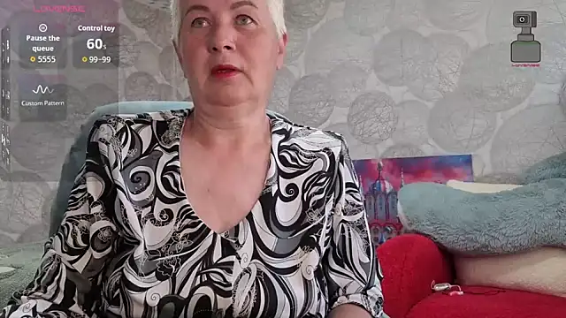 Snapshot of NicoleOlla chatting on 05-19-26, 01:33 NicoleOlla online show from 05-19-26, 01:33