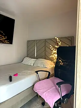 kellya  online show from 10-31-25, 11:17