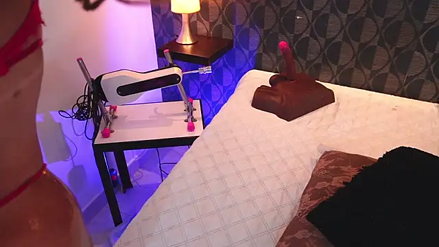 Snapshot of SharomRoss chatting on 02-14-26, 07:43 SharomRoss online show from 02-14-26, 07:43