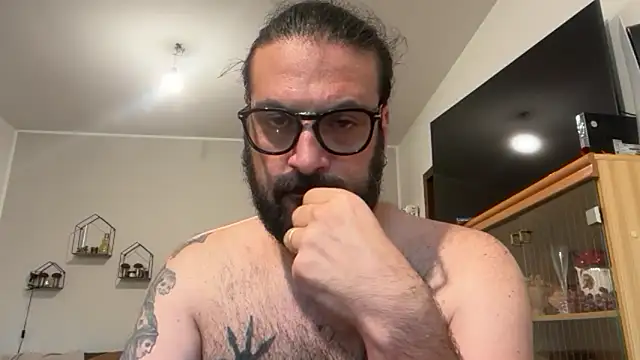 Snapshot of beardo85 chatting on 06-15-26, 06:32 beardo85 online show from 06-15-26, 06:32
