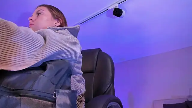 Snapshot of ArianaBaker chatting on 02-04-25, 12:44 ArianaBaker online show from 02-04-25, 12:44