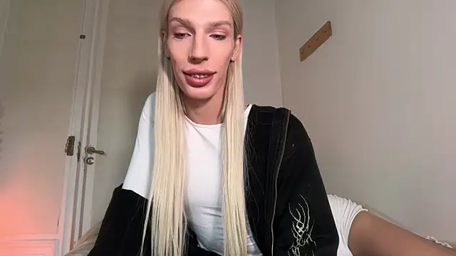 Snapshot of AliceSnowCatt chatting on 05-08-26, 01:38 AliceSnowCatt online show from 05-08-26, 01:38