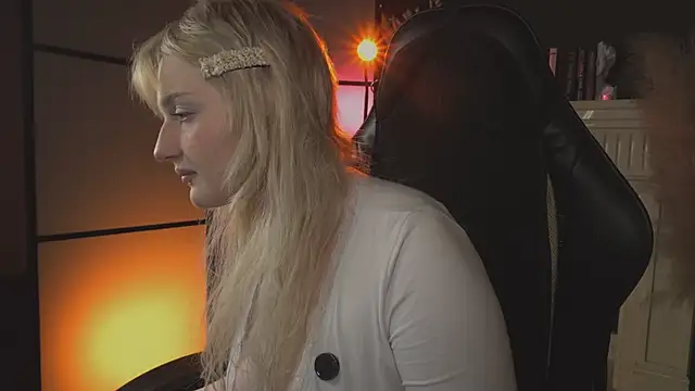 Snapshot of ELLIEJAY chatting on 06-19-26, 05:45 ELLIEJAY online show from 06-19-26, 05:45