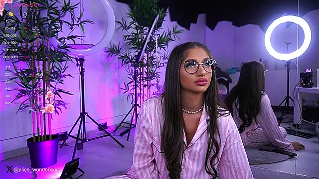 VanessaSimon online show from 01-19-25, 06:42