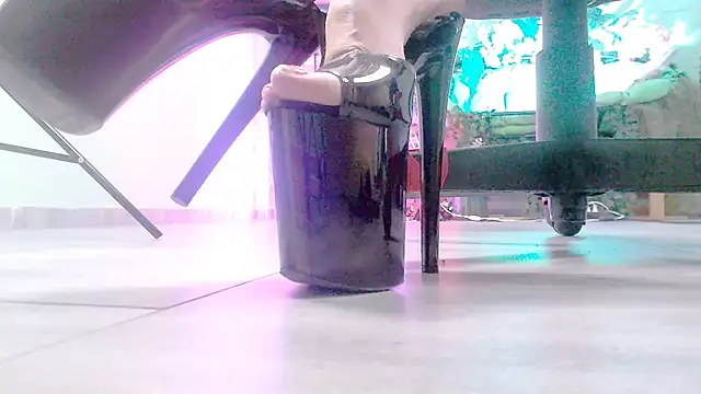 Snapshot of MonicaMaxwel chatting on 12-19-25, 10:55 MonicaMaxwel online show from 12-19-25, 10:55