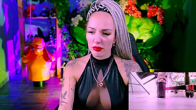 Snapshot of MonicaMaxwel chatting on 01-09-26, 10:51 MonicaMaxwel online show from 01-09-26, 10:51