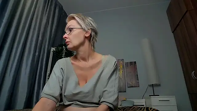 HelgaHimmell online show from 03-17-25, 04:08