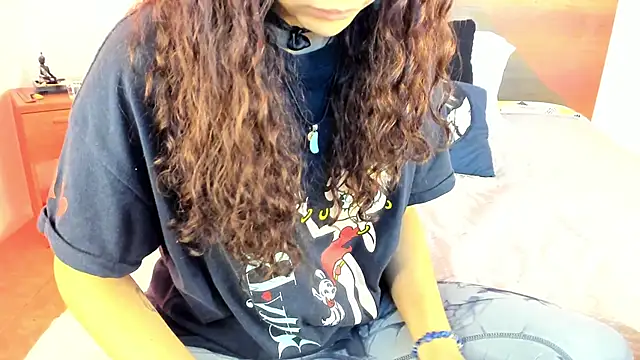 Snapshot of YenniferCurly chatting on 02-06-25, 12:48 YenniferCurly online show from 02-06-25, 12:48