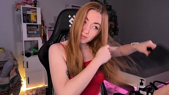 Snapshot of LinaWitch chatting on 10-24-25, 11:06 LinaWitch online show from 10-24-25, 11:06