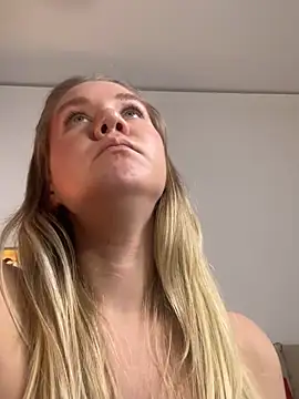 Snapshot of teasecake chatting on 12-20-24, 04:42 teasecake online show from 12-20-24, 04:42