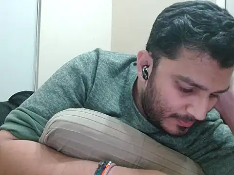 Snapshot of robintoit chatting on 02-12-26, 03:51 robintoit online show from 02-12-26, 03:51