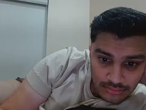 Snapshot of robintoit chatting on 04-17-26, 01:19 robintoit online show from 04-17-26, 01:19