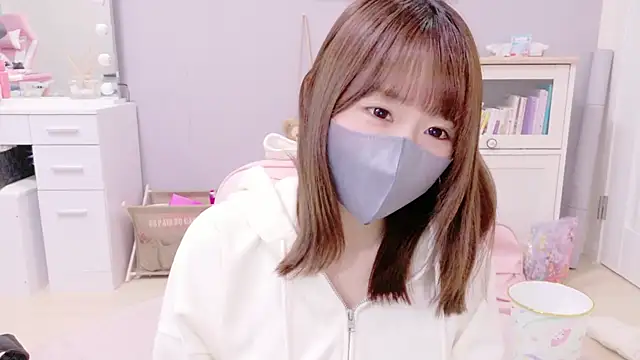 Snapshot of Yui-Ch chatting on 03-05-25, 11:17 Yui-Ch online show from 03-05-25, 11:17