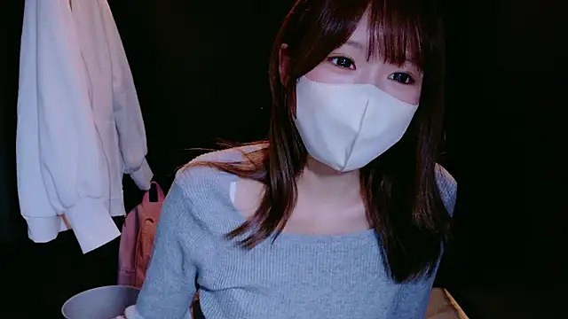 Snapshot of Yui-Ch chatting on 10-13-25, 01:00 Yui-Ch online show from 10-13-25, 01:00