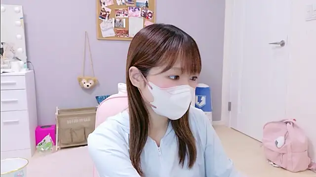 Snapshot of Yui-Ch chatting on 11-16-25, 12:00 Yui-Ch online show from 11-16-25, 12:00